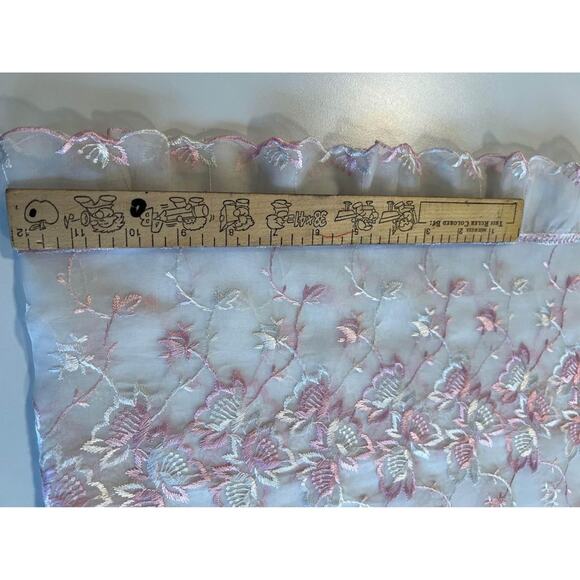 White & Pink lace table runner - Picture 5 of 5